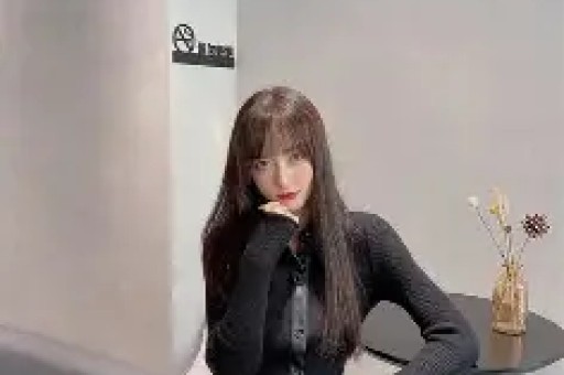 女星超大牌排场惹热议与男助理亲密举动引全网吵翻