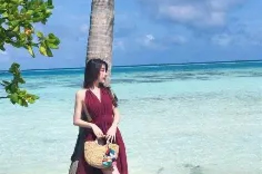大衣哥朱之文中途罢演引发热议。他在景区登台表演到一半骤然停演并非设备故障而是难以忍受现场高温无法继续演出